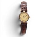gros plan d'une montre-bracelet sur une surface blanche