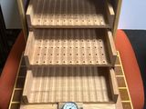 une horloge posée sur une étagère