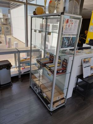 une vitrine en verre au milieu d'une pièce