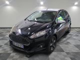 une photo d'une ford fiesta noire garée sur un sol en damier