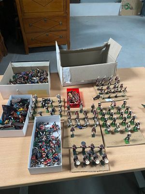 plein de petits soldats de plomb posés sur une table