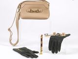 un sac à main, des gants et une paire de gants posés sur une table