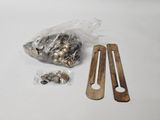 un sachet de noix et une paire de ciseaux posés sur une table