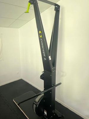une photo d'un appareil de musculation dans une salle