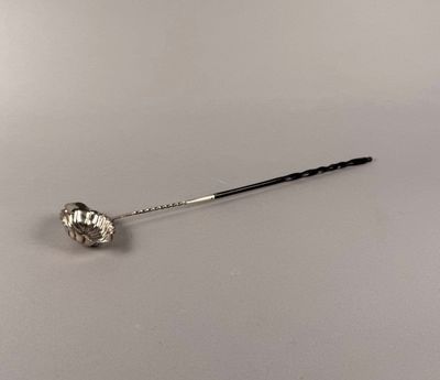 Cuillère à punch, manche en bois d’ébène tourné et argent re… - Photo 1