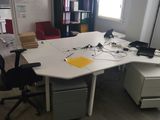 un bureau avec une chaise et un ordinateur posé dessus, dans un bureau