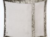 une image représentant un morceau de feuille d'argent sur une surface blanche