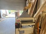 une machine qui se trouve à l'intérieur d'un bâtiment
