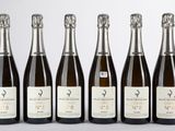 six bouteilles de vin alignées sur une table