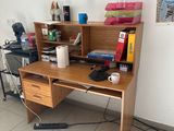 un bureau avec un ordinateur dans une pièce