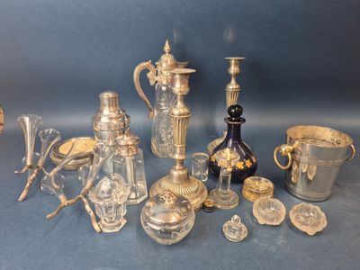 de nombreux objets en argent et en verre posés sur une table