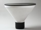 une table blanche avec un plateau noir et un piètement noir