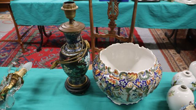 Lampe en porcelaine et cache pot en faïence de Rouen (accidents e...