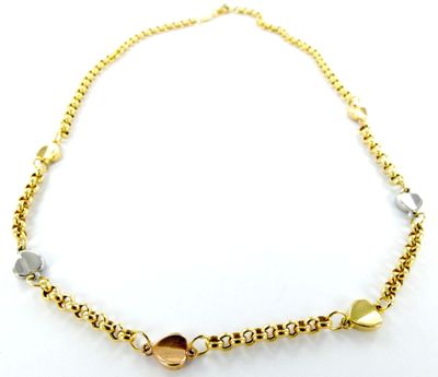 gros plan d'un collier sur une surface blanche