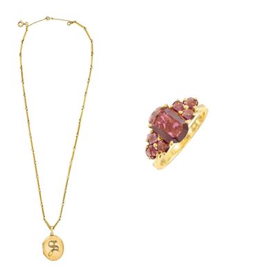 deux bijoux, dont un collier, une bague et une bague