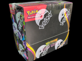 une boîte de cartes à collectionner Pokémon sur fond noir