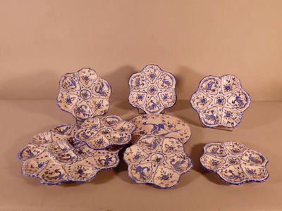 Moustier. Service à huîtres en faïence comprenant six assiet… - Photo 1