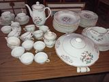 une table sur laquelle sont disposées de nombreuses pièces de vaisselle