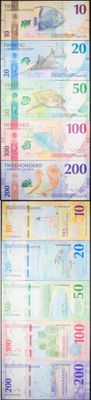 une photo d'une photo montrant une liasse de billets