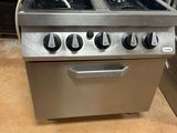 une cuisinière en acier inoxydable équipée de quatre feux