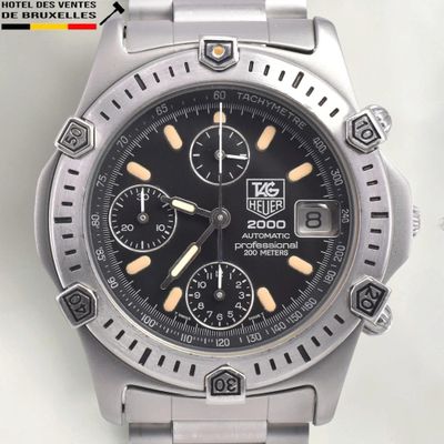 gros plan d'une montre sur une surface blanche