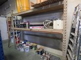 une pièce comportant de nombreuses étagères sur lesquelles sont disposés divers objets