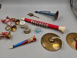 tout un tas d'instruments de musique rangés dans une valise