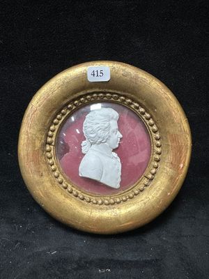 l'image d'un tableau représentant une femme, dans un cadre doré sur fond rouge