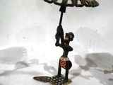 une statue représentant un homme tenant un parapluie au-dessus de sa tête