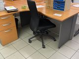 un bureau avec une chaise et un ordinateur dessus