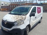 une camionnette blanche garée dans un parking