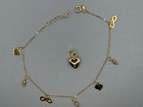 un bracelet en or orné de breloques et d'un cœur