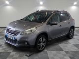 la voiture argentée est garée sur un sol en damier dans le garage