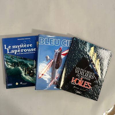 trois livres posés sur une table