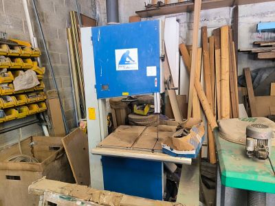 une photo d'une pièce remplie de bois et d'outils