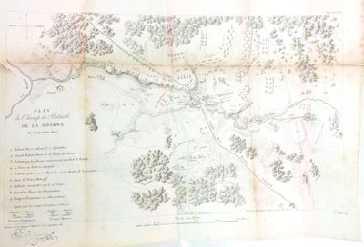 une vieille carte d'une ville, posée sur un morceau de papier, sur une table