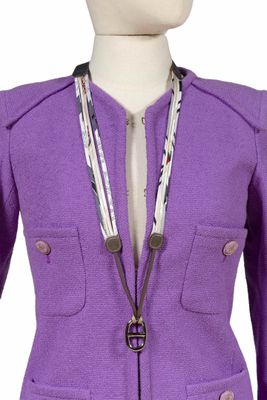 veste violette sur un mannequin, avec un collier et un cordon