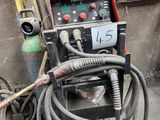 une image d'une machine à souder dans un garage