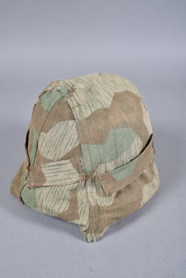 casque orné d'un motif de camouflage sur fond blanc