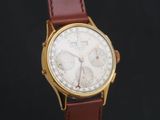 gros plan d'une montre-bracelet avec un bracelet en cuir marron