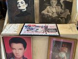 de nombreuses photos d'Elvis Presley exposées sur une table