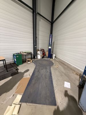 un skateur en train de réaliser une figure sur une rampe à l'intérieur d'un immeuble