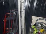 une image d'un homme travaillant sur une machine dans un garage