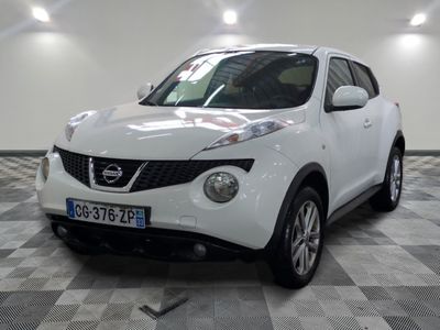 un SUV Nissan Juke blanc garé dans un garage