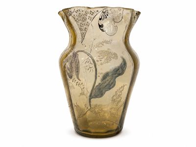 un vase en verre orné d'un motif sur fond blanc