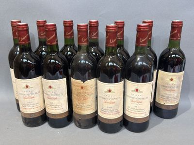 six bouteilles de vin sont alignées sur une table