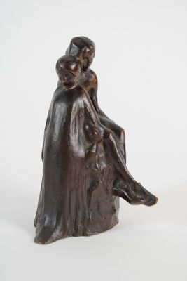 statue représentant une femme assise sur un rocher avec un enfant