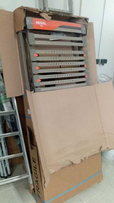 une boîte en carton posée sur une autre boîte en carton