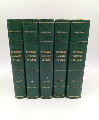 six livres verts empilés les uns sur les autres sur une surface blanche