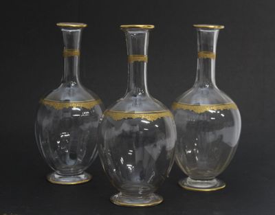 SAINT-LOUIS, Suite de 3 carafes en cristal à décor doré modè…
